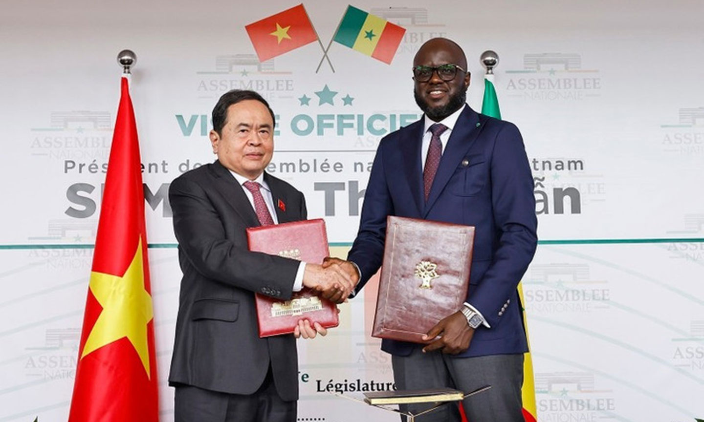 Top Vietnamese, Senegalese legislators sign pact to deepen cooperation