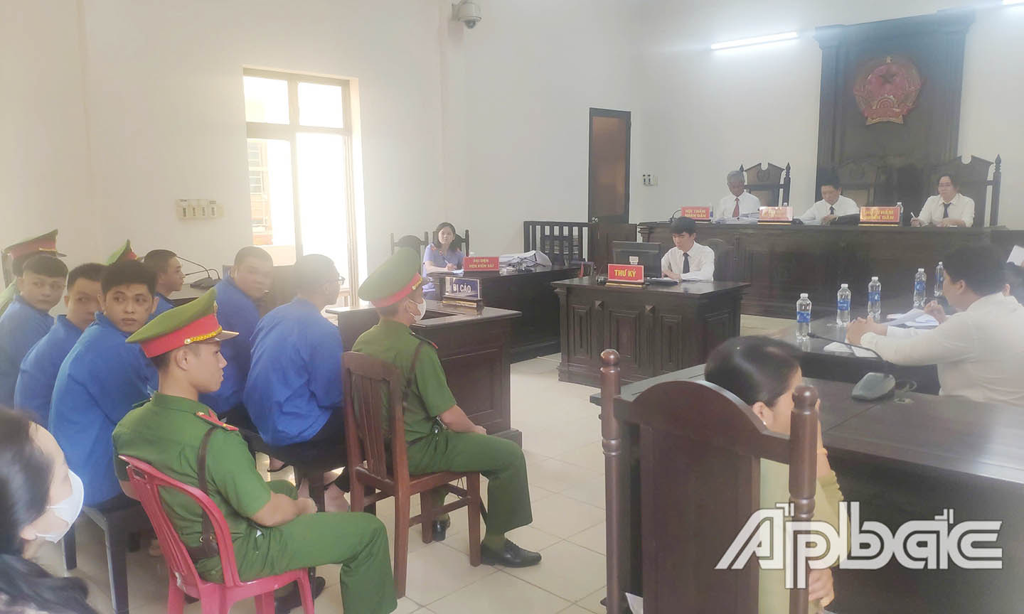 Gây rối trật tự công cộng, 12 thanh niên lãnh án tù