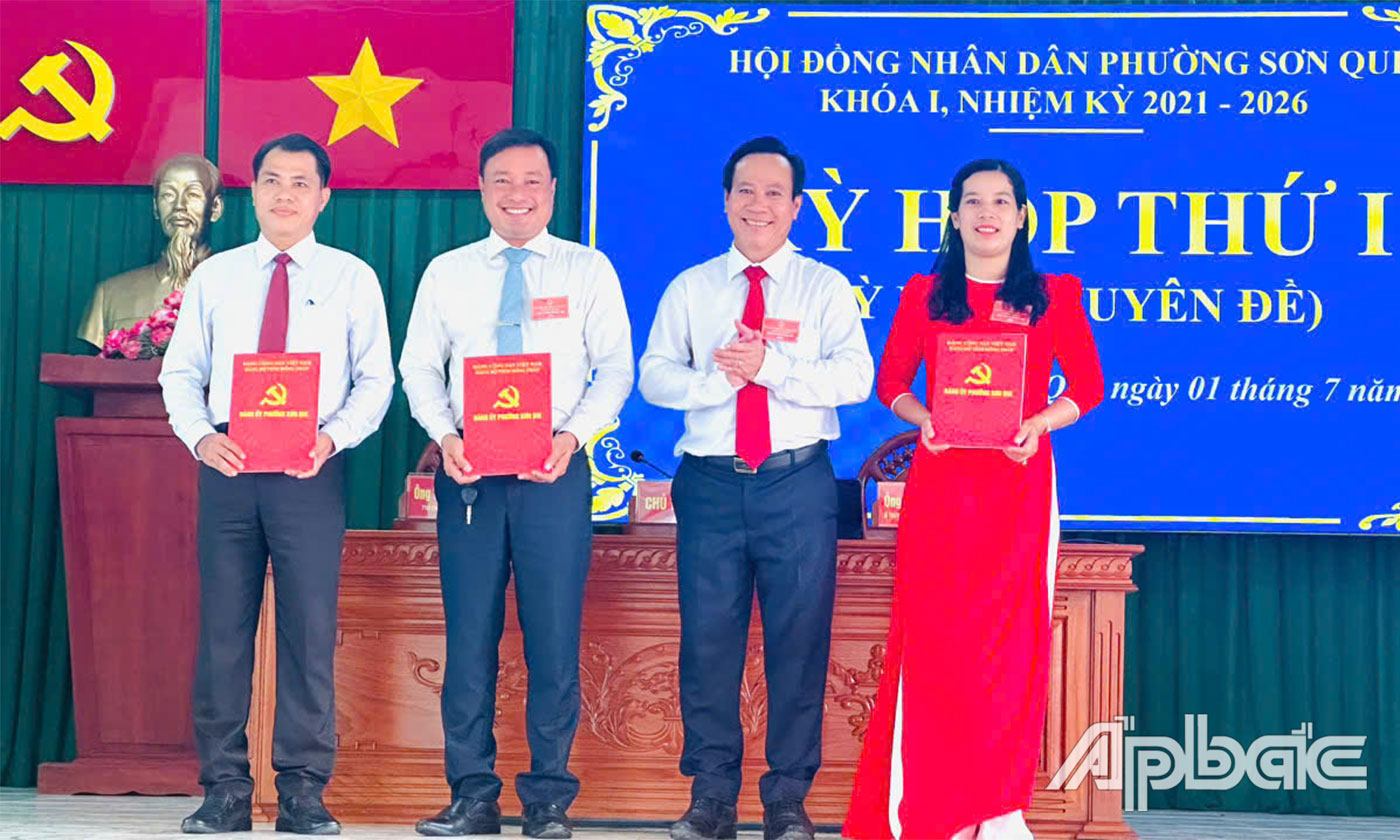 Trao quyết định Chủ tịch, Phó Chủ tịch UBND cấp xã hình thành sau sắp xếp.
