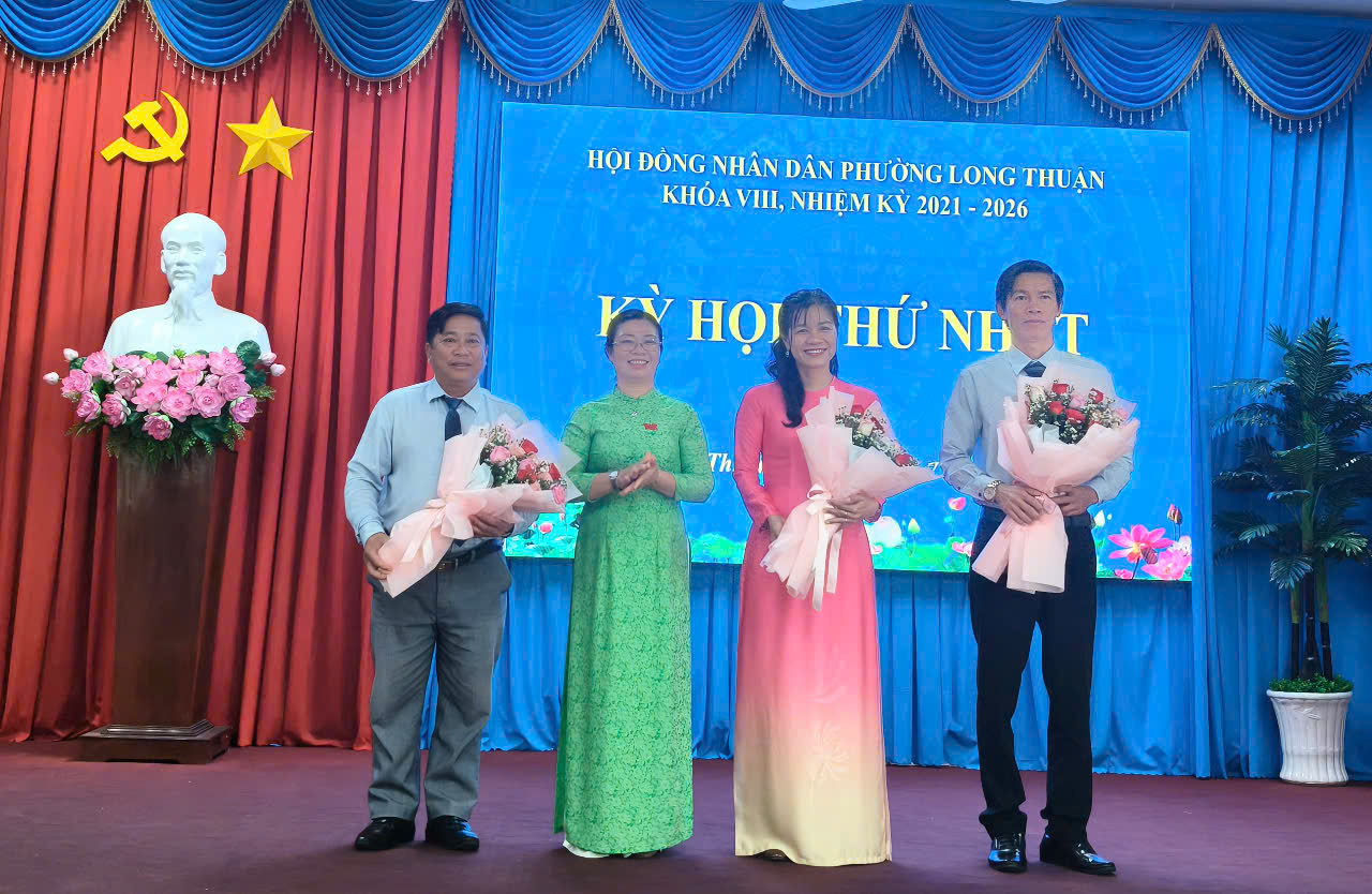 Chủ tịch và 2 Phó Chủ tịch UBND phường Long Thuận, tỉnh Đồng Tháp được chỉ định, ra mắt tại kỳ họp.