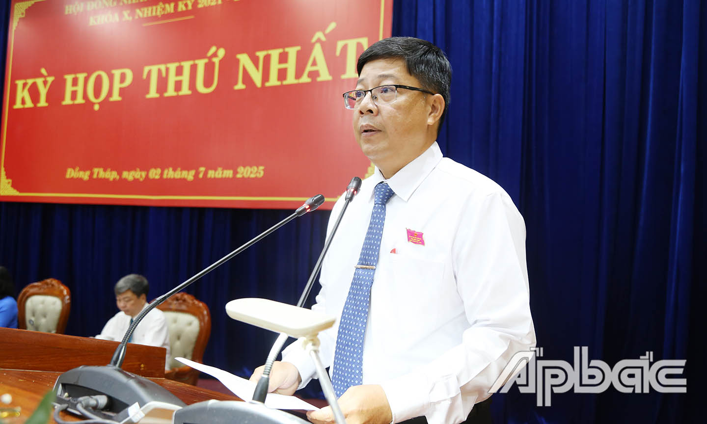Trần Thanh Nguyên, Phó Chủ tịch HĐND tỉnh trình bày và điều hành thông qua Chương trình Kỳ họp thứ nhất - HĐND tỉnh. 