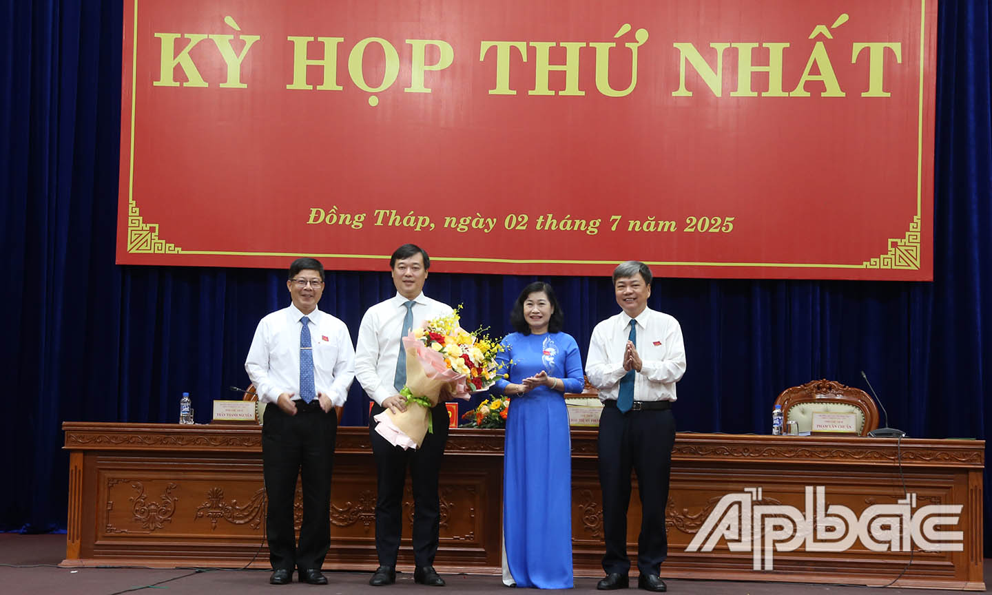 Chủ tọa kỳ họp tặng hoa cảm ơn và tiếp thu chỉ đạo của đồng chí Lê Quốc Phong