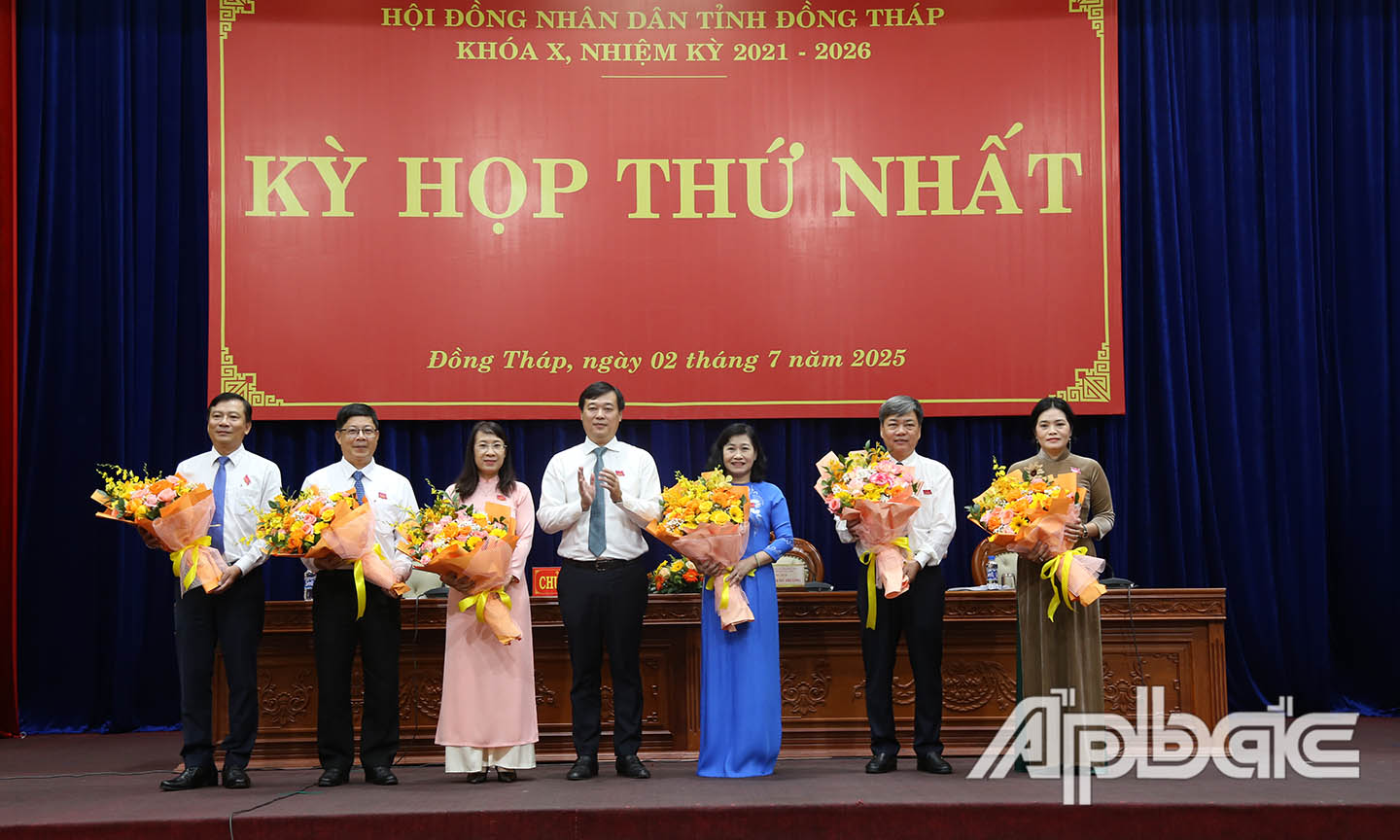 Đồng chí Lê Quốc Phong Ủy viên Ban Chấp hành Trung ương Đảng, Bí thư Tỉnh ủy, Trưởng Đoàn đại biểu Quốc hội tỉnh Đồng Tháp lên tặng hoa chúc mừng.