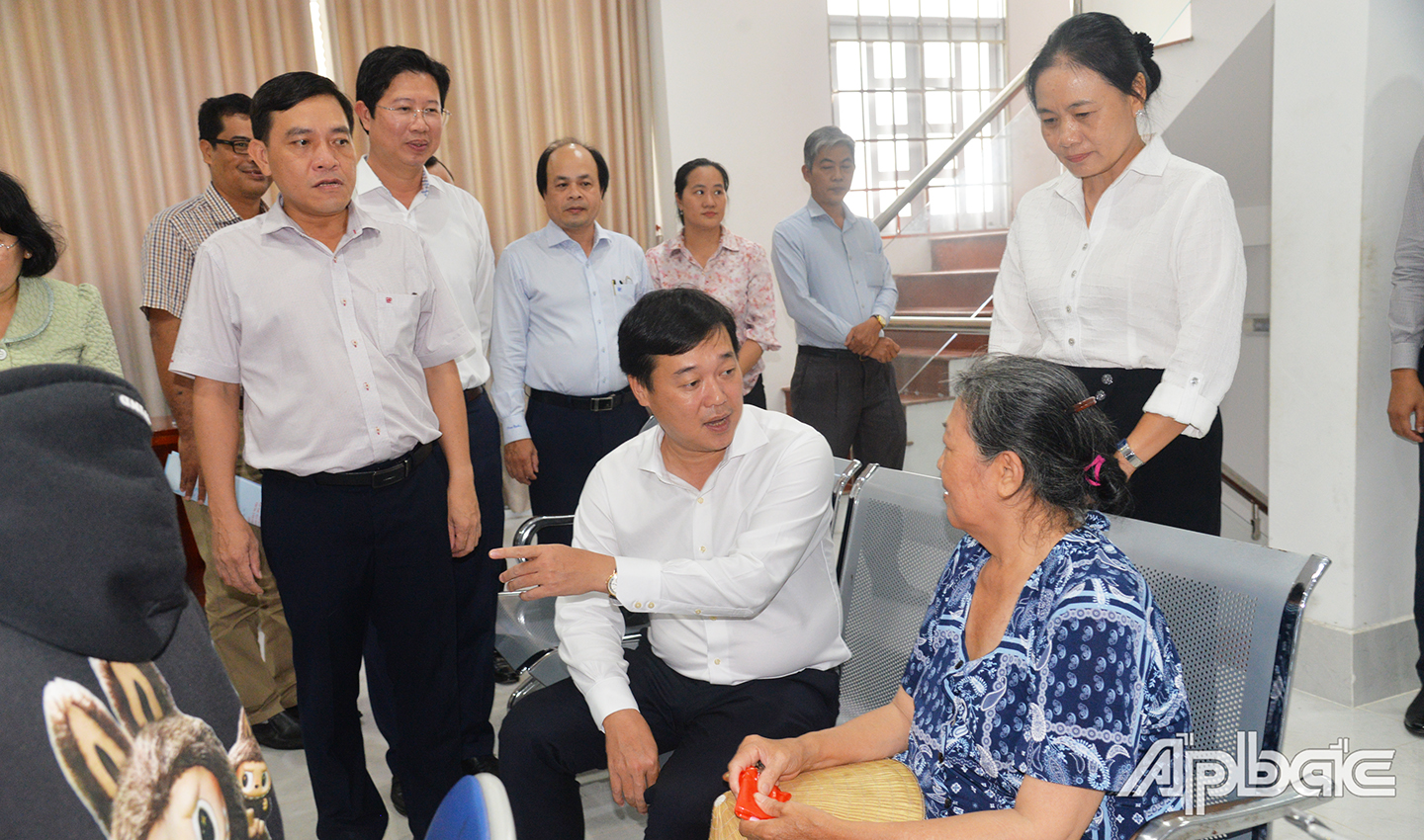 Đồng chí Lê Quốc Phong, Ủy viên Trung ương Đảng, Bí thư Tỉnh ủy thăm hỏi người dân về mức độ hài lòng khi thực hiện dịch vụ tại Trung tâm phục vụ hành chính công phường Mỹ Tho