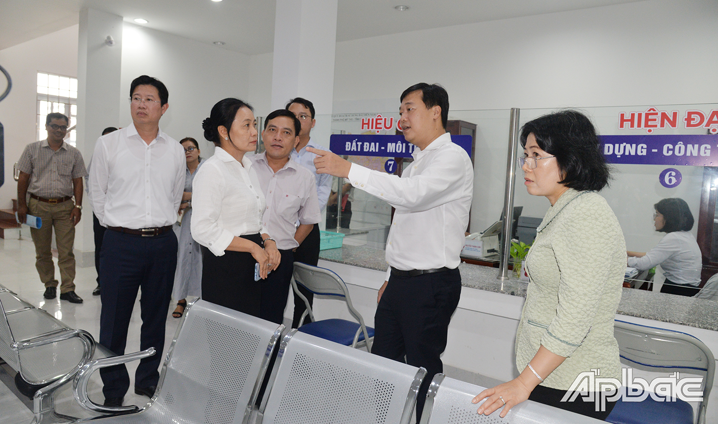 Đồng chí Lê Quốc Phong, Ủy viên Trung ương Đảng, Bí thư Tỉnh ủy trao đổi với cán bộ, công chức tại Trung tâm phục vụ hành chính công phường Mỹ Tho về những thuận lợi và khó khăn khi vận hành bộ máy mới của chính quyền 2 cấp