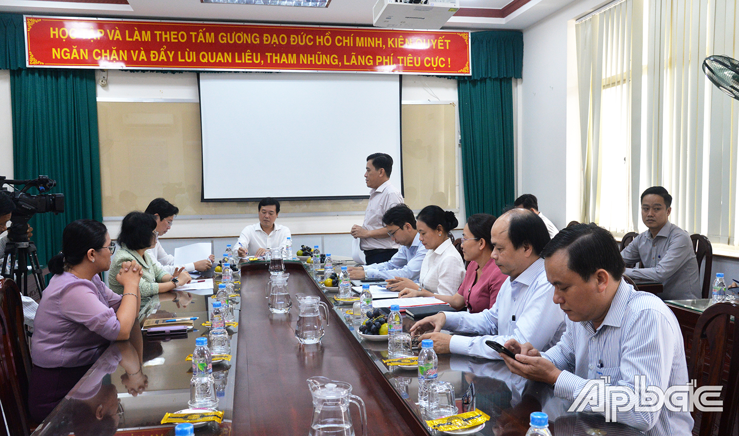 Đồng chí Ngô Huỳnh Quang Thái, Bí thư Đảng ủy phường Mỹ Tho báo cáo về tình hình hoạt động của phường sau 2 ngày vận hành theo mô hình chính quyền 2 cấp