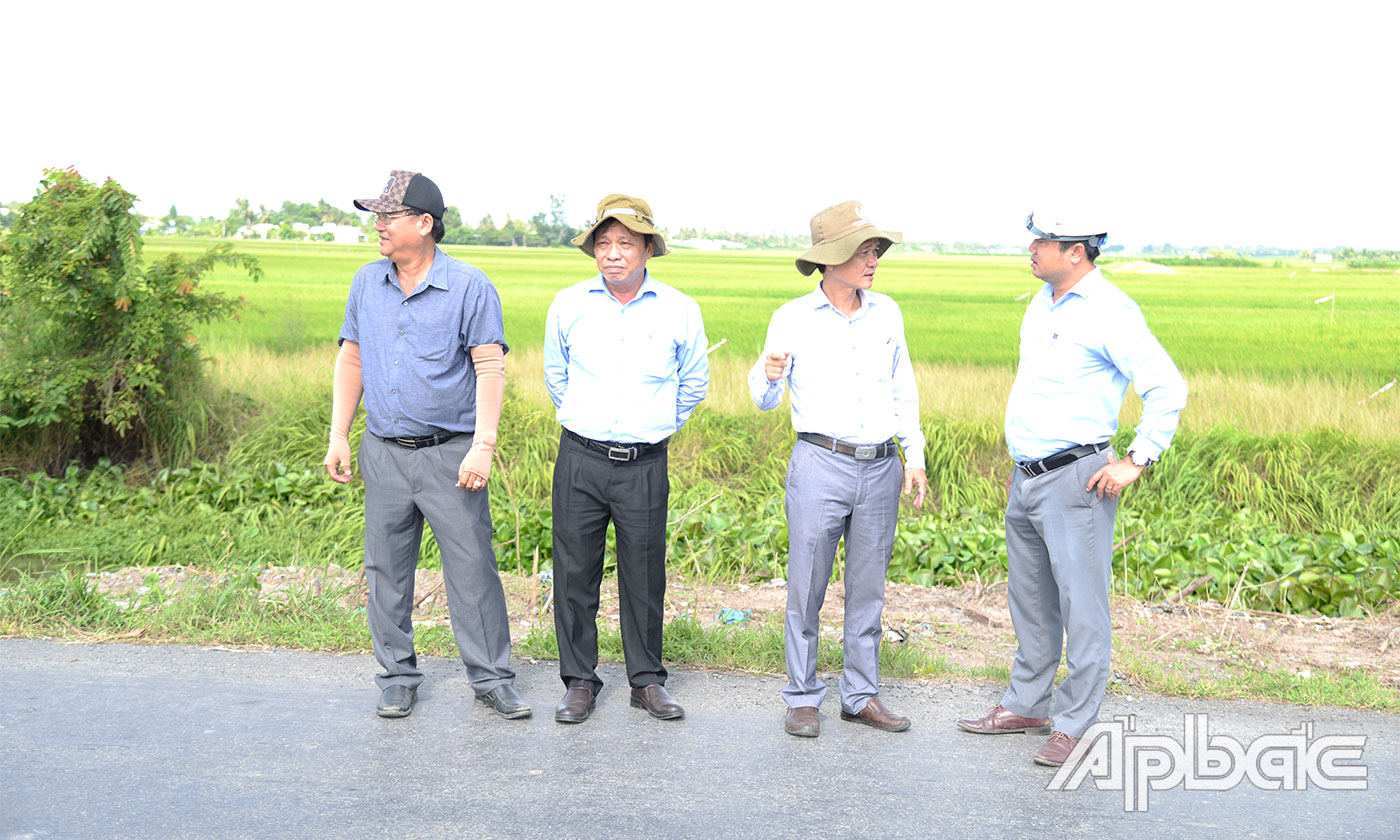 Đồng chí Trần Minh Trung kiểm tra tiến độ gói thầu tại điểm giao với đường tỉnh 872B.