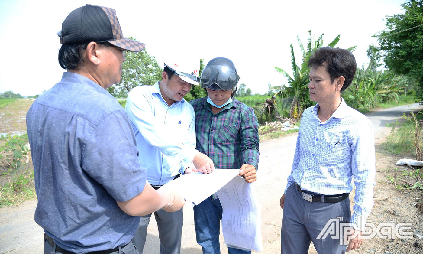 Kiểm tra tiến độ gói thầu tại khu vực xây dựng cầu Phước Trung.