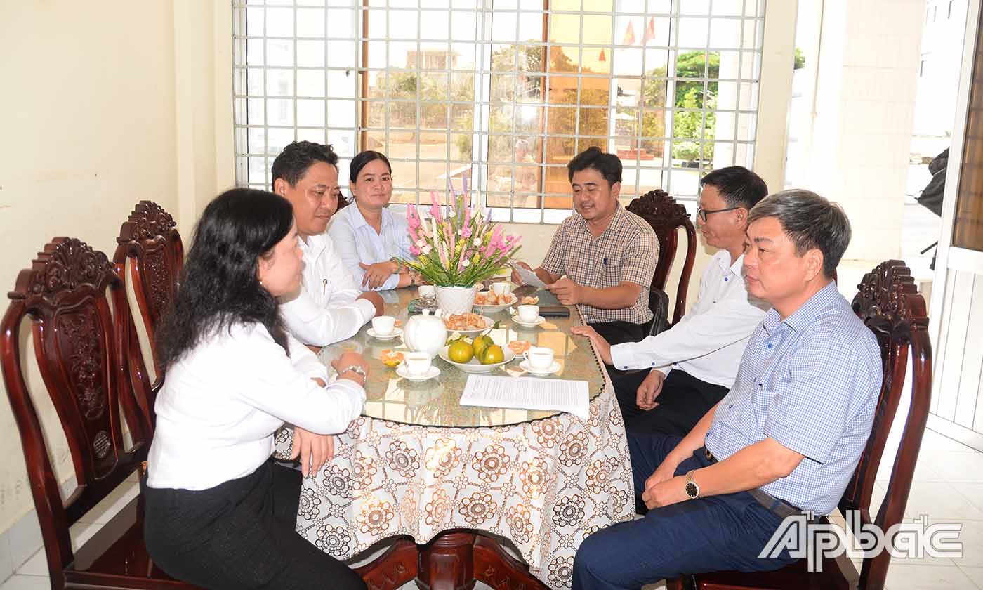 Đồng chí Phạm Văn Chuẩn (bìa phải) trao đổi với lãnh đạo UBND xã An Hữu.