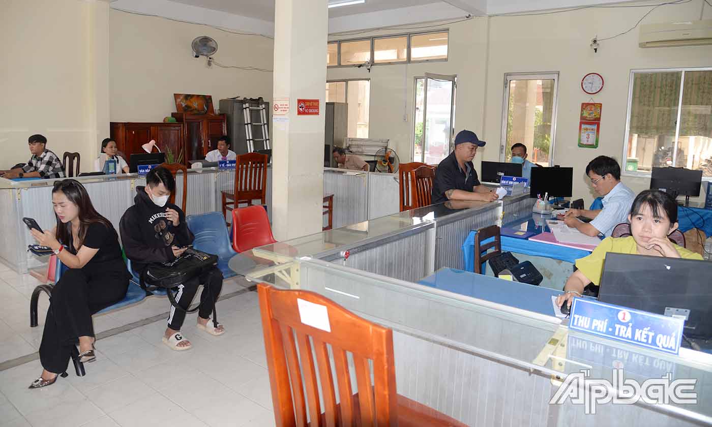 Người dân thực hiện thủ tục hành chính tại Trung tâm Phục vụ hành chính công xã An Hữu.