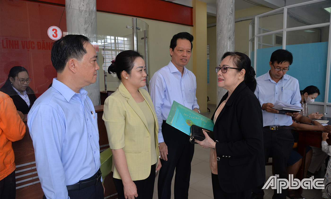 thăm hỏi người dân về mức độ hài lòng khi thực hiện dịch vụ tại Trung tâm Phục vụ hành chính công phường
