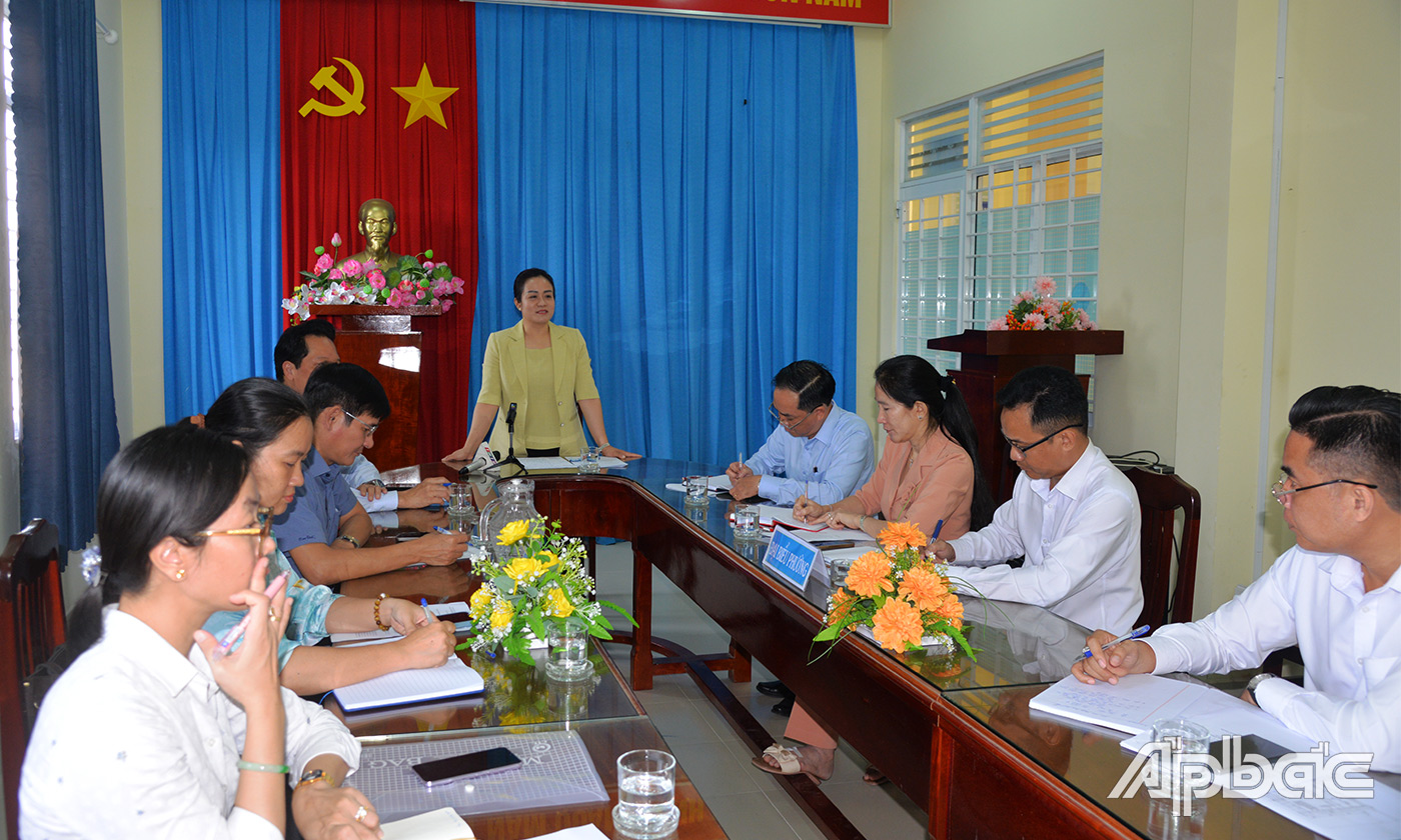 Đồng chí Nguyễn Hải Trâm phát biểu tại buổi làm việc với lãnh đạo Phường Trung An