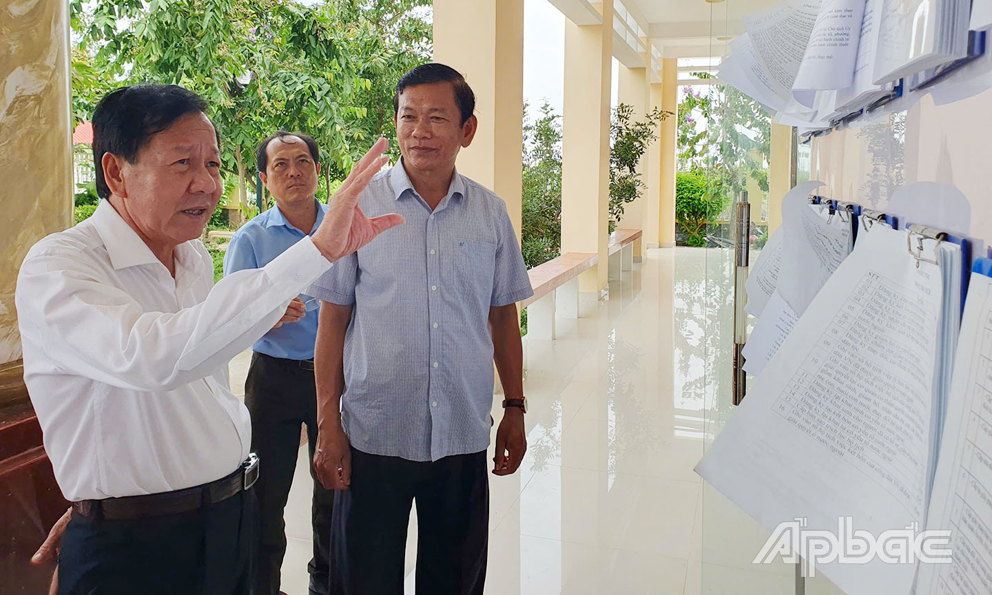 Đồng chí Phan Văn Hợp kiểm tra  tại Trung tâm phục vụ hành chính công xã Tân Phú Đông.