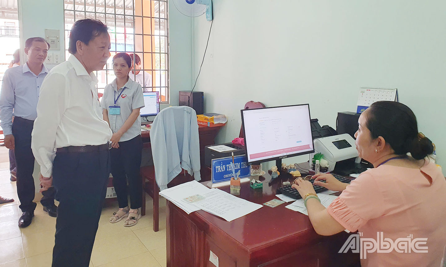 Đồng chí Phan Văn Hợp kiểm tra tình hình hoạt động Trung tâm hành chính công xã Tân Thới