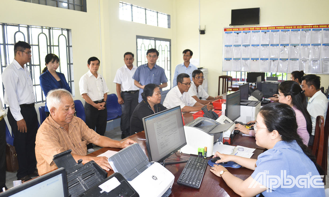 Đồng chí Nguyễn Văn Mười và Đoàn công tác kiểm tra quy trình vận hành và thực hiện các thủ tục hành chính.