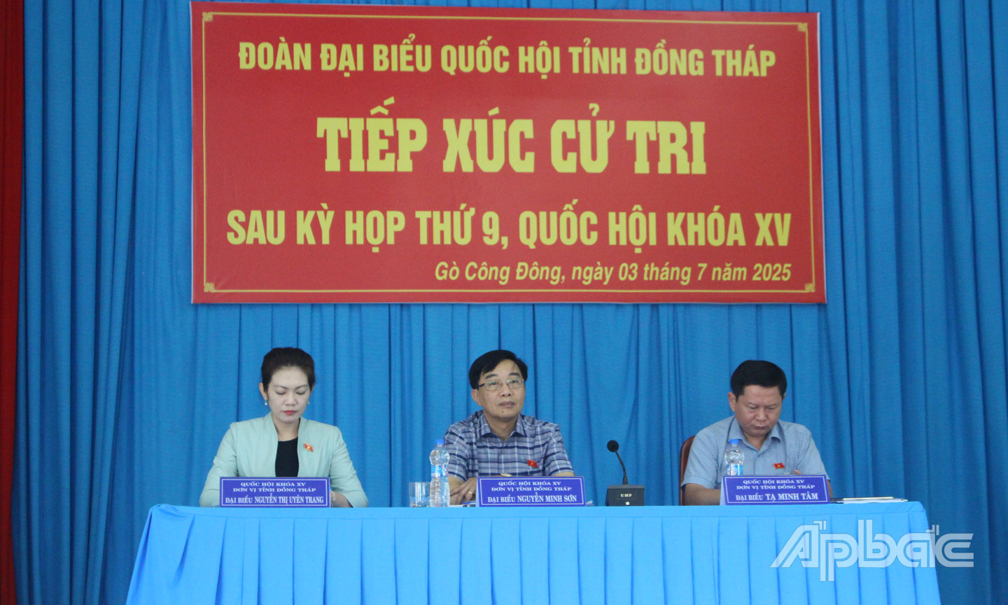 ĐBQH tỉnh lắng nghe và ghi nhận ý kiến cử tri.
