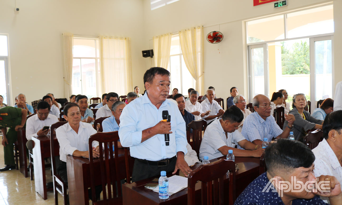 Cử tri xã Trung An phát biểu tại buổi tiếp xúc.