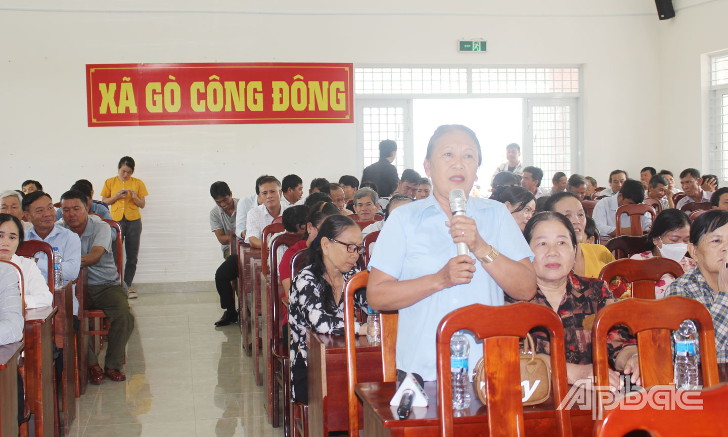 Cử tri xã Gò Công Đông phát biểu tại buổi tiếp xúc.
