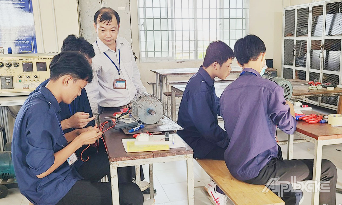 Sinh viên nhà trường trong giờ thực hành.                                                                                   Ảnh: ĐỖ PHI 