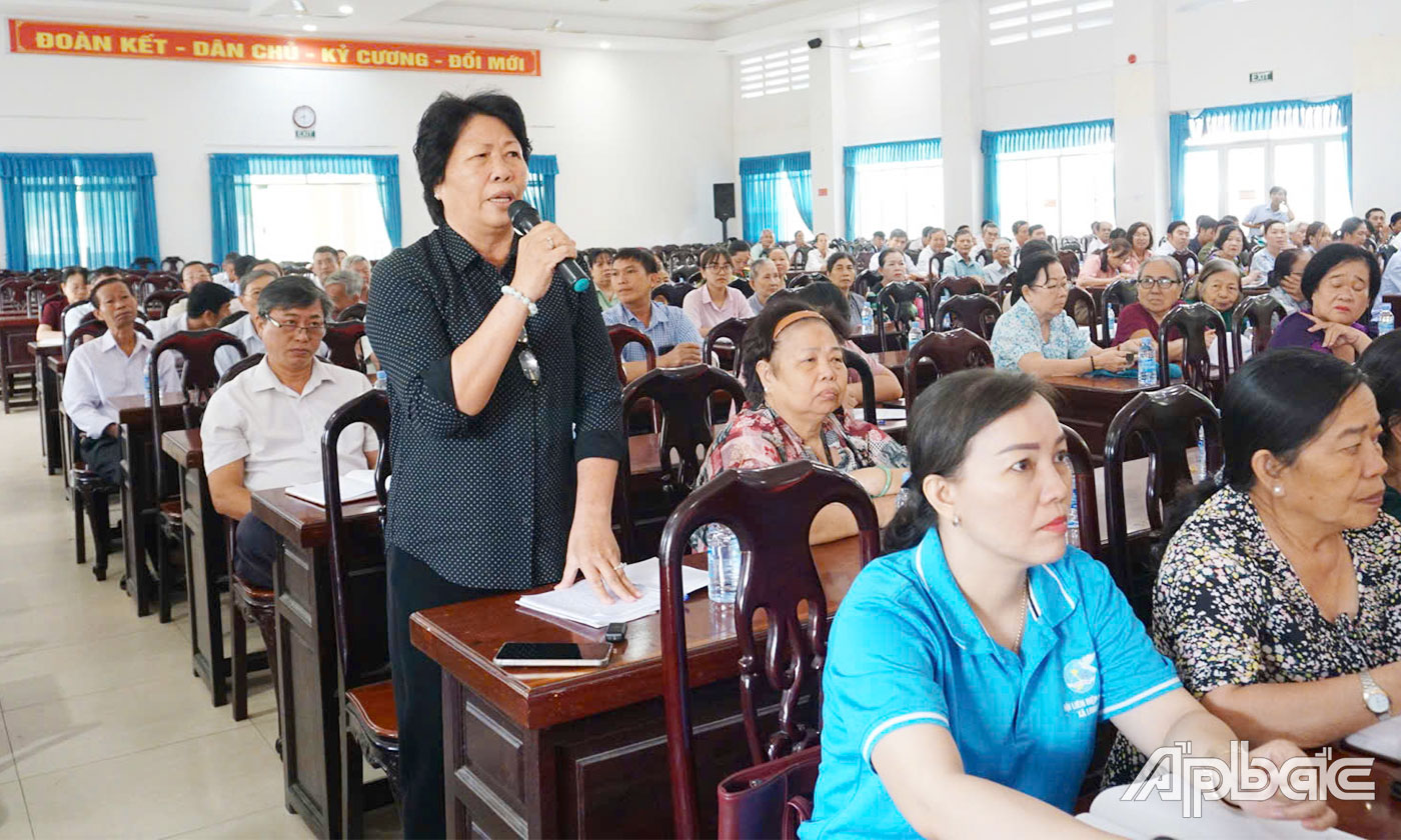 Cử tri xã Châu Thành phát biểu tại buổi tiếp xúc.