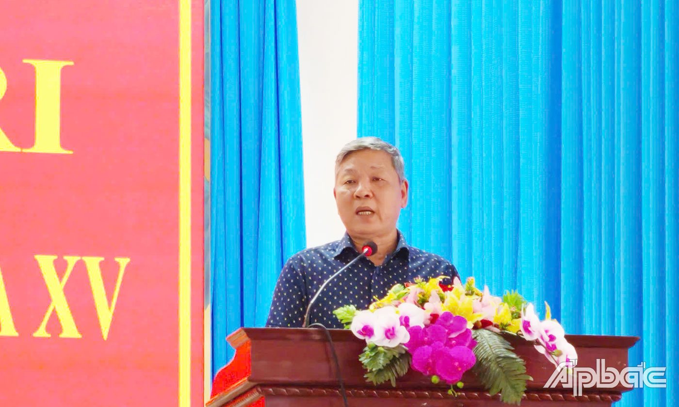Đồng chí Nguyễn Hoàng Mai phát biểu tại buổi tiếp xúc.