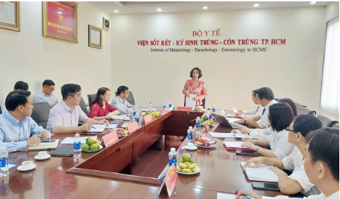 Thứ trưởng Bộ Y tế Nguyễn Thị Liên Hương phát biểu chỉ đạo tại buổi làm việc.