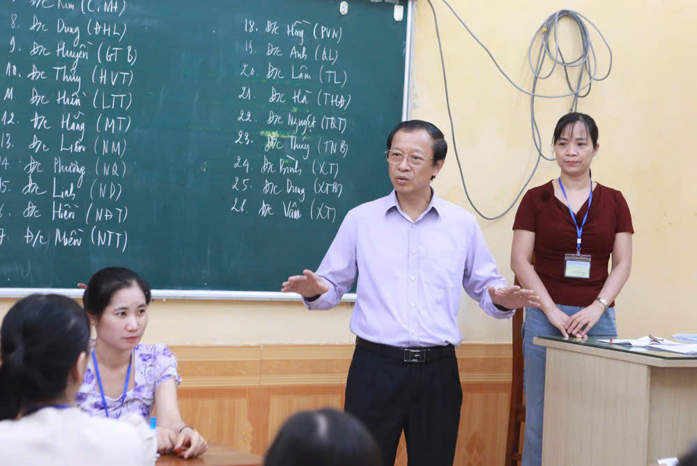 Thứ trưởng thường trực Bộ Giáo dục và Đào tạo Phạm Ngọc Thưởng chia sẻ với các cán bộ chấm thi tại Ninh Bình. Ảnh: LV