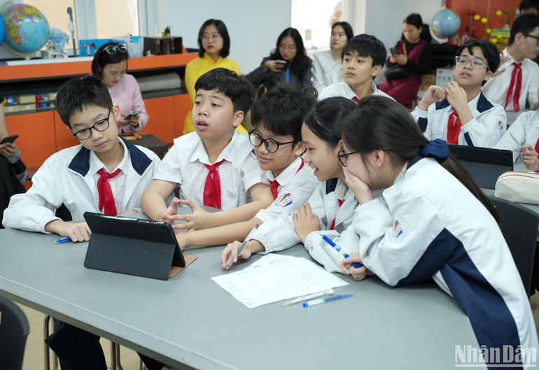 Học sinh phổ thông trong giờ học có ứng dụng chuyển đổi số.