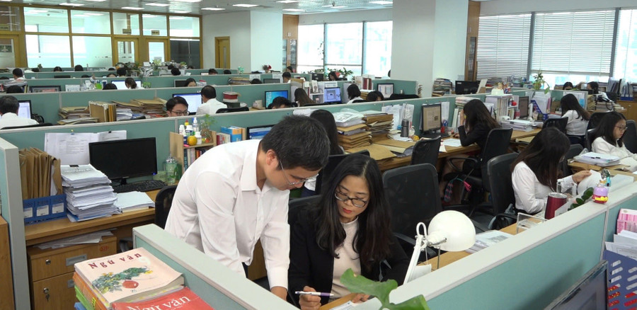 Các Ban Biên tập NXB Giáo dục Việt Nam rà soát, thống kê nội dung liên quan đến thay đổi địa giới hành chính và chính quyền hai cấp để báo cáo Bộ GD&ĐT. Ảnh: NXBGDVN cung cấp