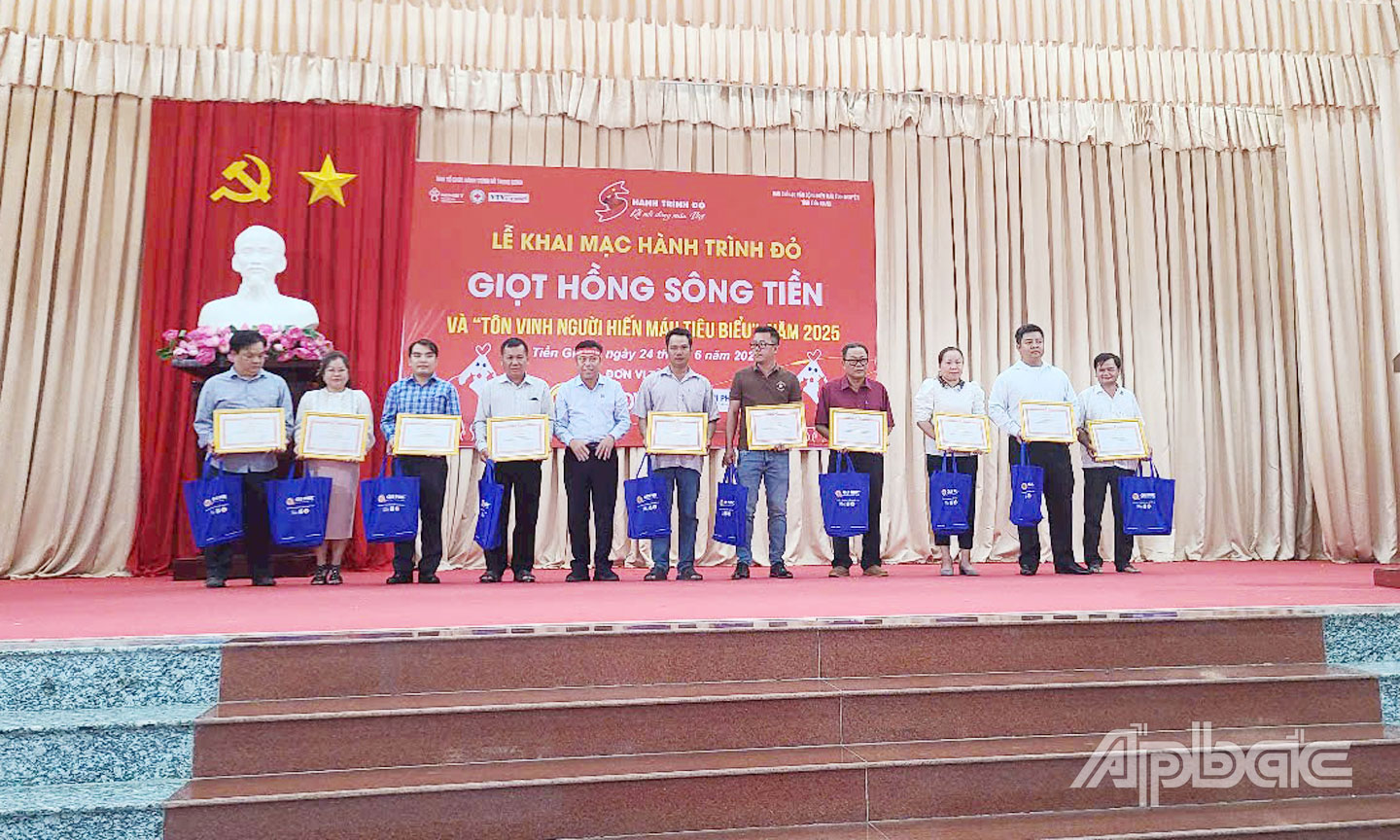 Anh Hoàng (thứ 3 từ trái sang) được nhận Bằng khen của Trung ương Hội Chữ thập đỏ tại  Lễ khai mạc hành trình đỏ “Giọt hồng Sông Tiền” và tôn vinh người hiến máu tiêu biểu năm 2025.