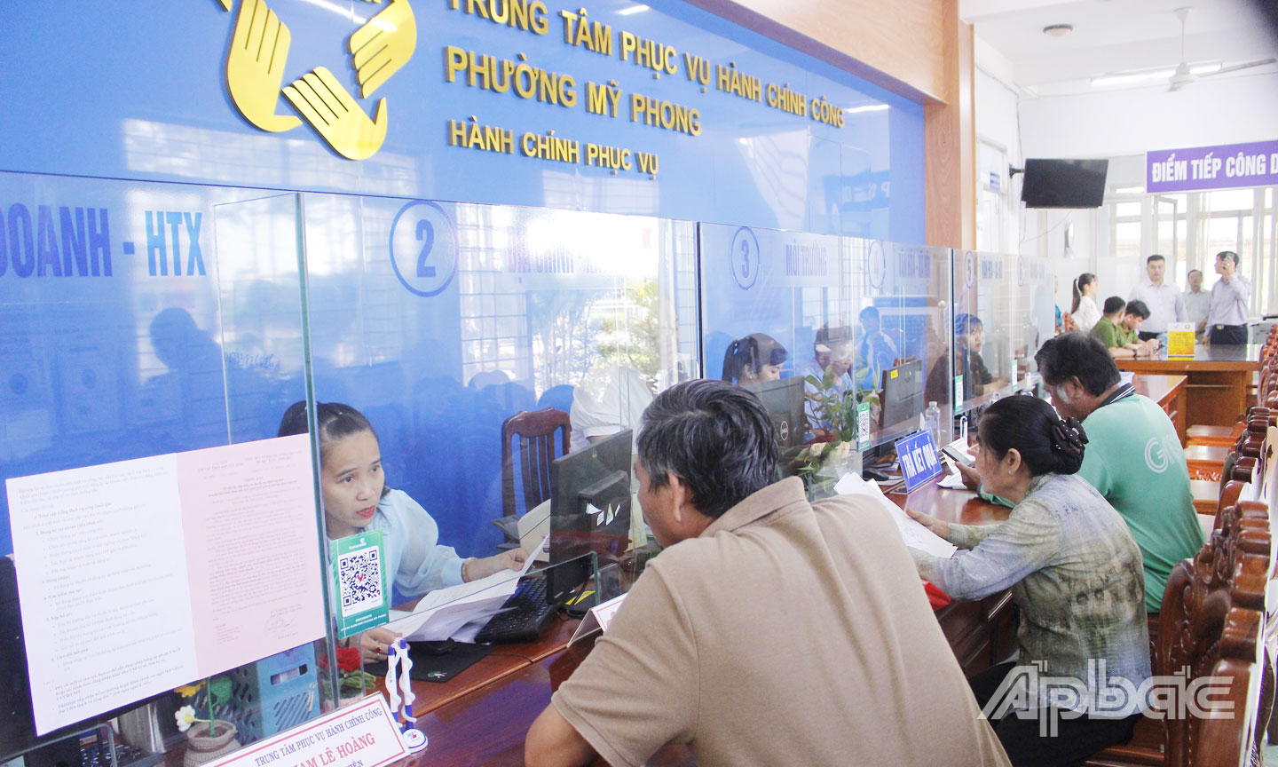 CBCC phường Mỹ Phong hướng dẫn cho người dân thực hiện các thủ tục hành chính. 