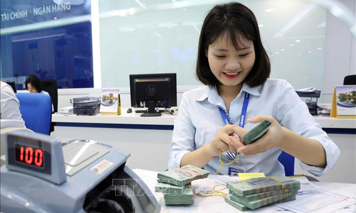 Hoạt động nghiệp vụ tại Ngân hàng Bảo Việt. Ảnh: TTXVN phát