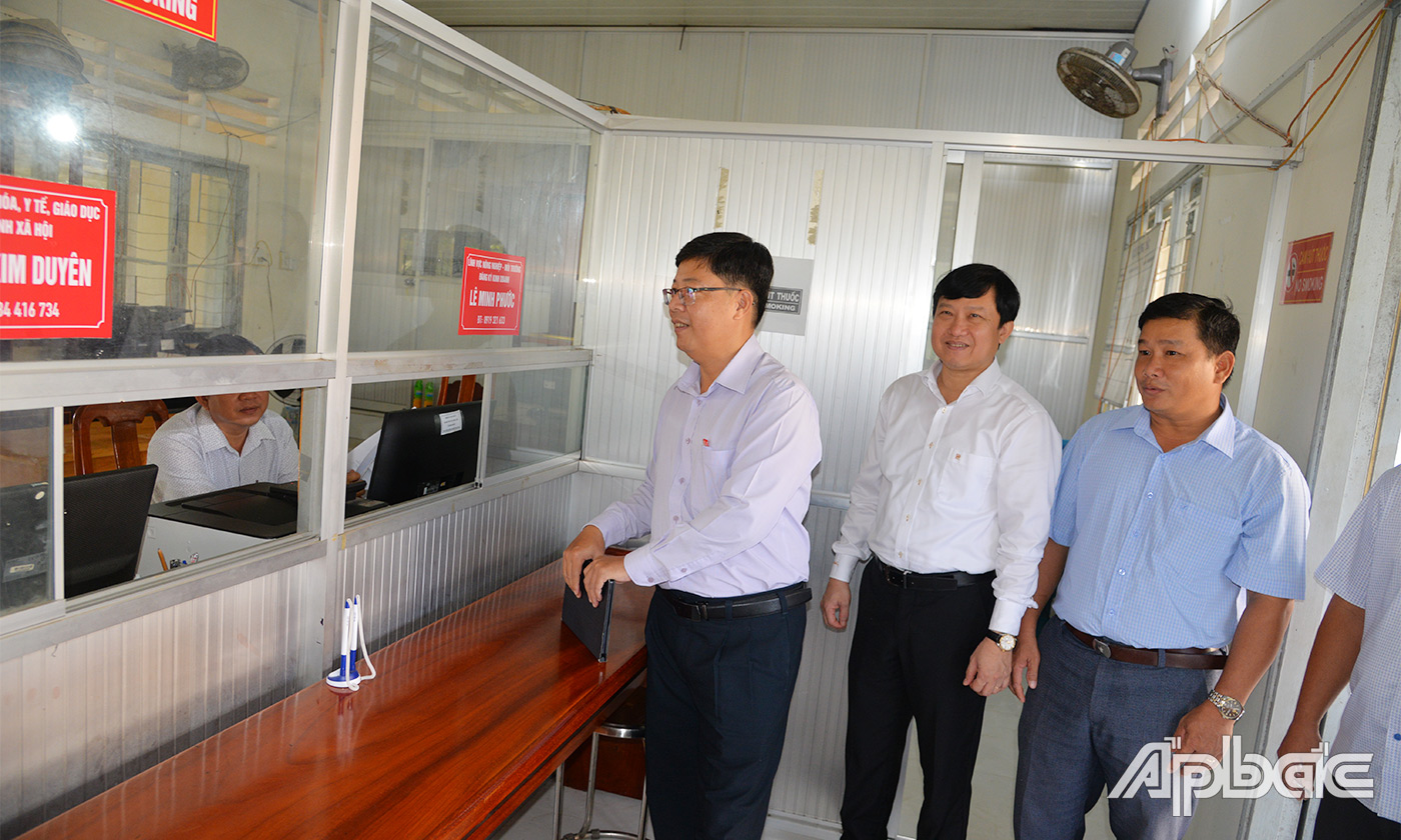 Đồng chí Trần Thanh Nguyên trao đổi với  tại Trung tâm Phục vụ hành chính công xã.