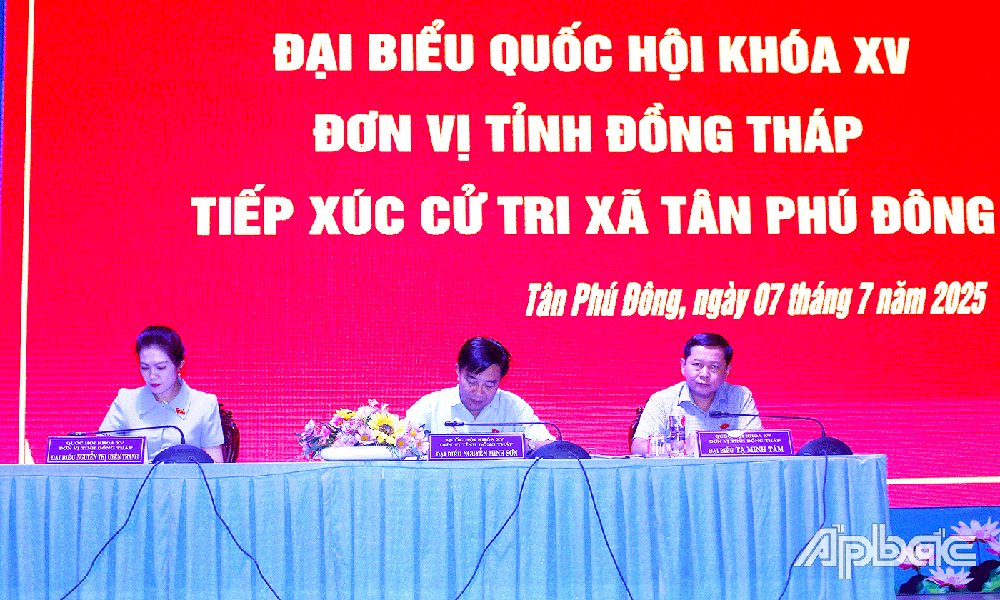 ĐBQH tỉnh lắng nghe và ghi nhận ý kiến cử tri.