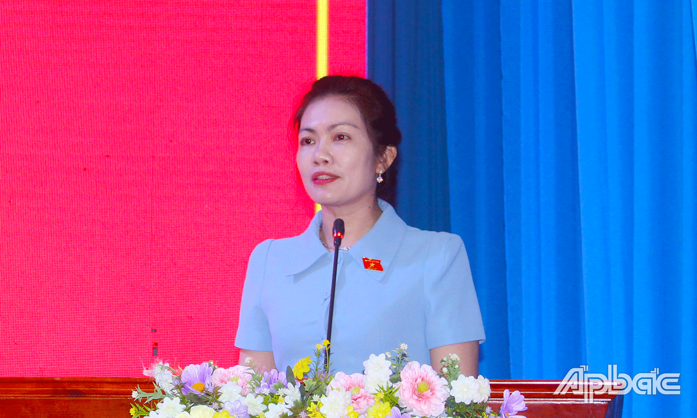 Đại biểu Nguyễn Thị Uyên Trang thông báo kết quả nội dung kỳ họp thứ 9 của Quốc hội đến cử tri
