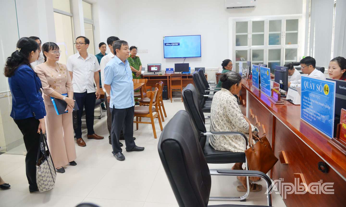 Đồng chí Phan Văn Thắng kiểm tra tình hình vận hành bộ máy chính quyền địa phương sau sáp nhập tại xã Tân Phước 1.