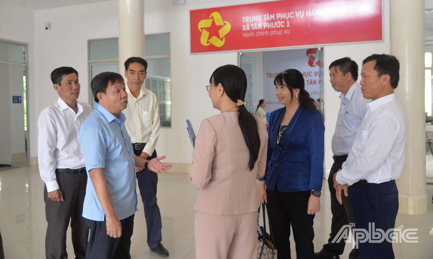Người dân được hướng dẫn tận tình trong giải quyết thủ tục hành chính.