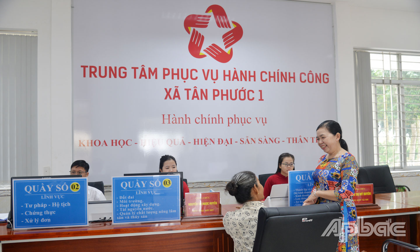 Người dân được hướng dẫn tận tình trong giải quyết thủ tục hành chính.