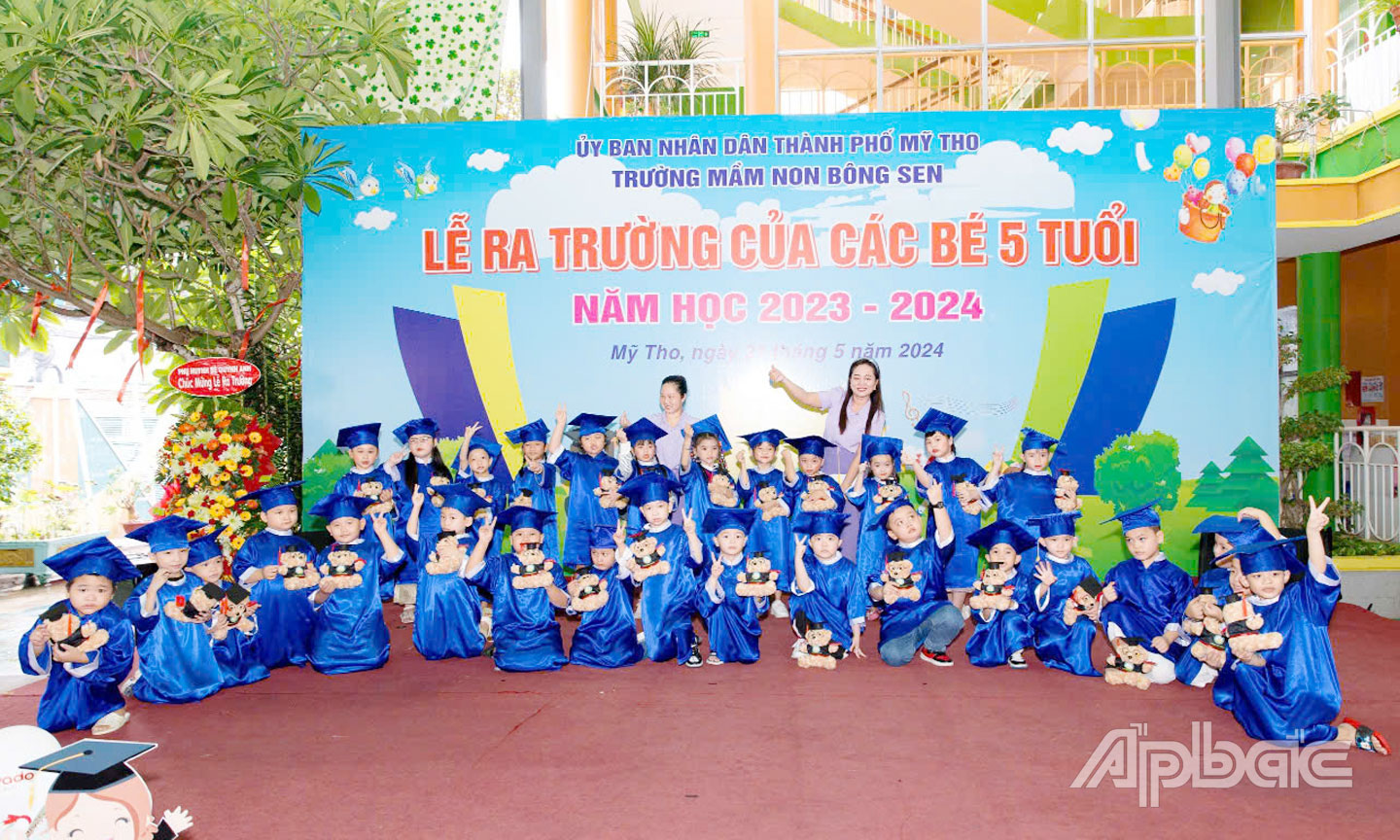 Dân số tác động lớn đến các vấn đề về kinh tế - xã hội (ảnh chụp các bé ở Trường Mầm non Bông Sen,  TP. Mỹ Tho, tỉnh Tiền Giang, hiện nay là phường Mỹ Tho, tỉnh Đồng Tháp.