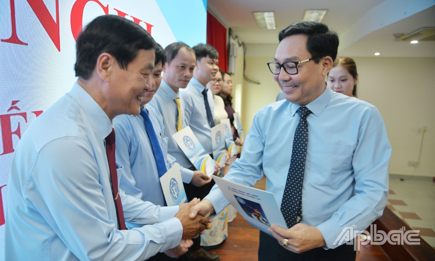 Phó Giám đốc BHXH khu vực XXXIII Võ Khánh Bình trao thưởng cho các cá nhân có thành tích xuất sắc trong thực hiện các phong trào thi đua yêu nước của ngành BHXH Việt Nam giai đoạn 2020 - 2025.