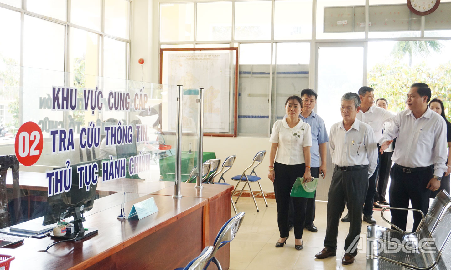 Lãnh đạo tỉnh đến kiểm tra việc vận hành các trang thiết bị phục vụ người dân tại Trung tâm Phục vụ hành chính công xã Mỹ Tịnh An.