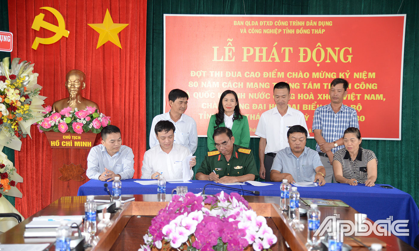 Các nhà thầu ký kết phát động đợt thi đua cao điểm.