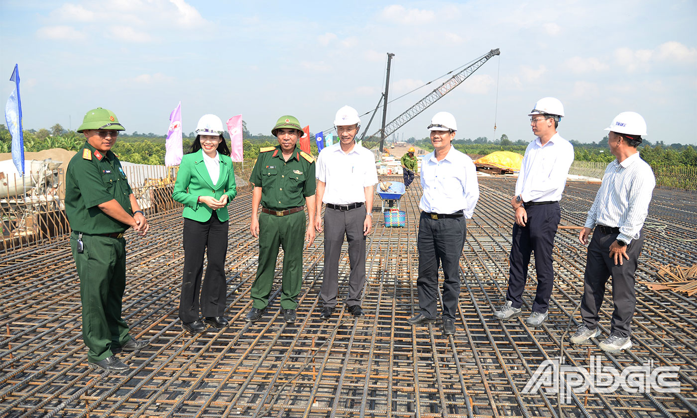 Chủ đầu tư cùng các đơn vị tư vấn, giám sát, nhà thầu kiểm tra thực tế công trường.