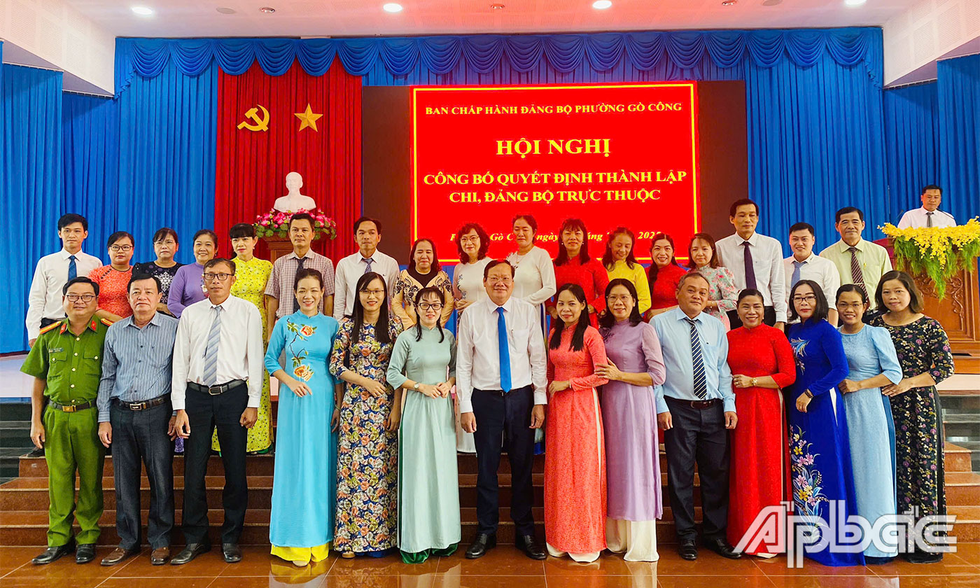 Các đại biểu chụp ảnh lưu niệm.