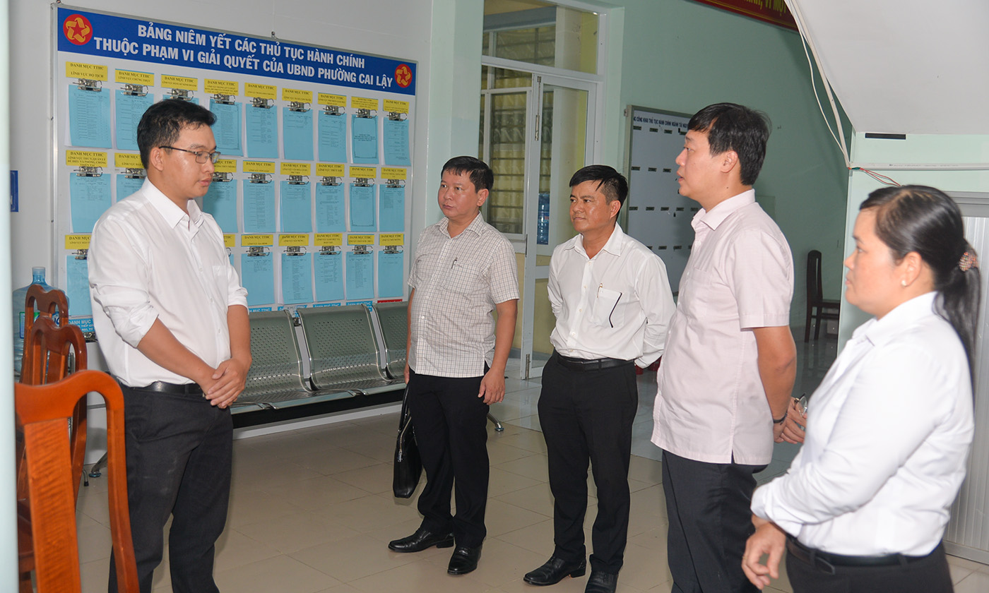 Đồng chí Lê Quốc Phong trao đổi nhanh với cán bộ Trung tâm Phục vụ hành chính công phường Cai Lậy.