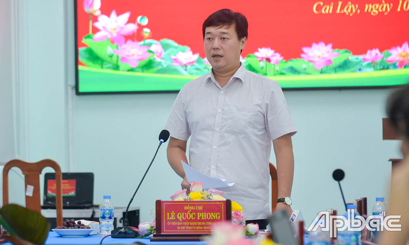 Đồng chí Lê Quốc Phong phát biểu tại buổi làm việc tại phường Cai Lậy.