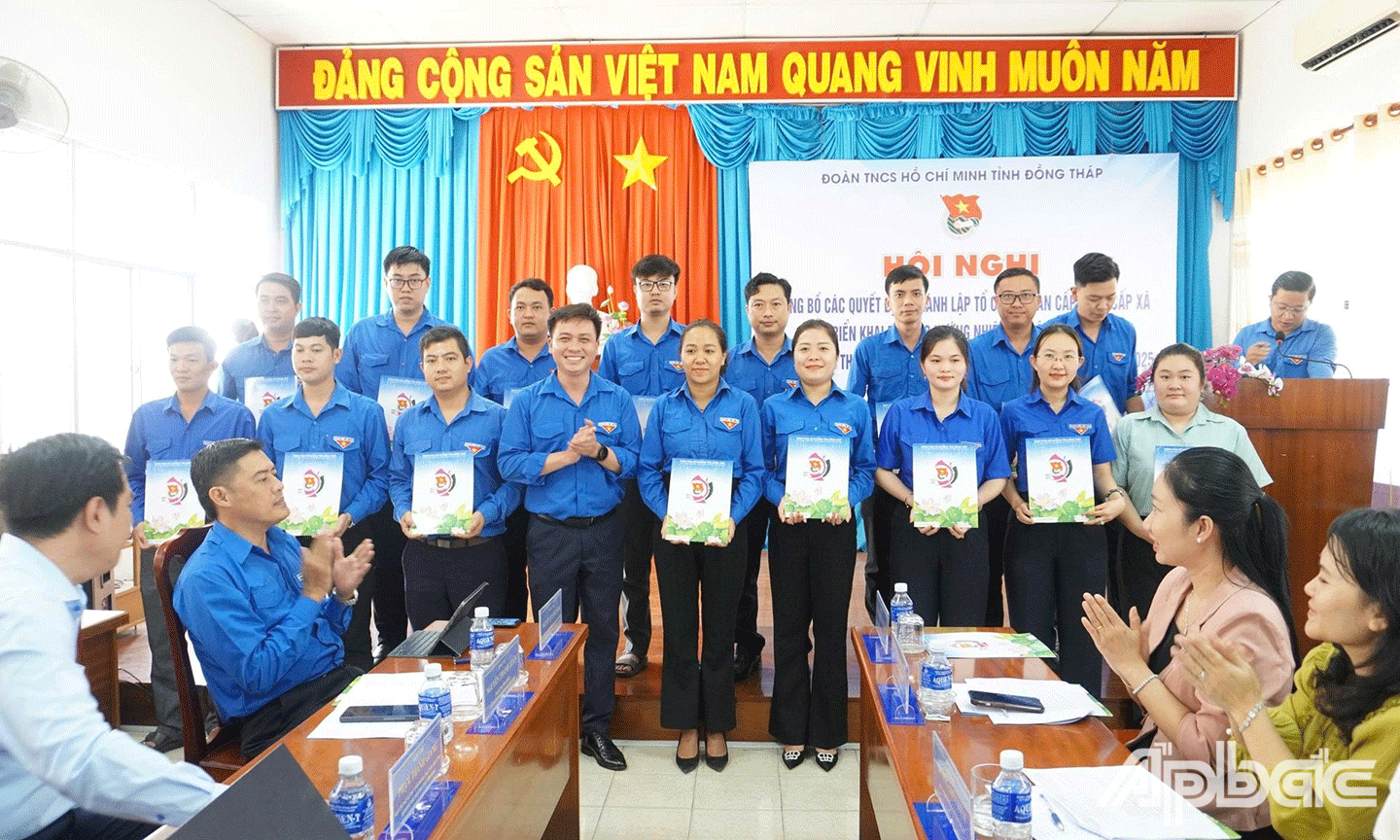 Trao Quyết định thành lập và ra mắt 102 tổ chức Đoàn cấp xã, phường 