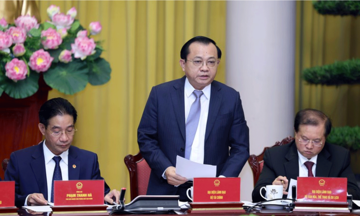 Thứ trưởng Bộ Tài chính Lê Tấn Cận phát biểu tại buổi họp báo - Ảnh: VGP/Đức Tuân