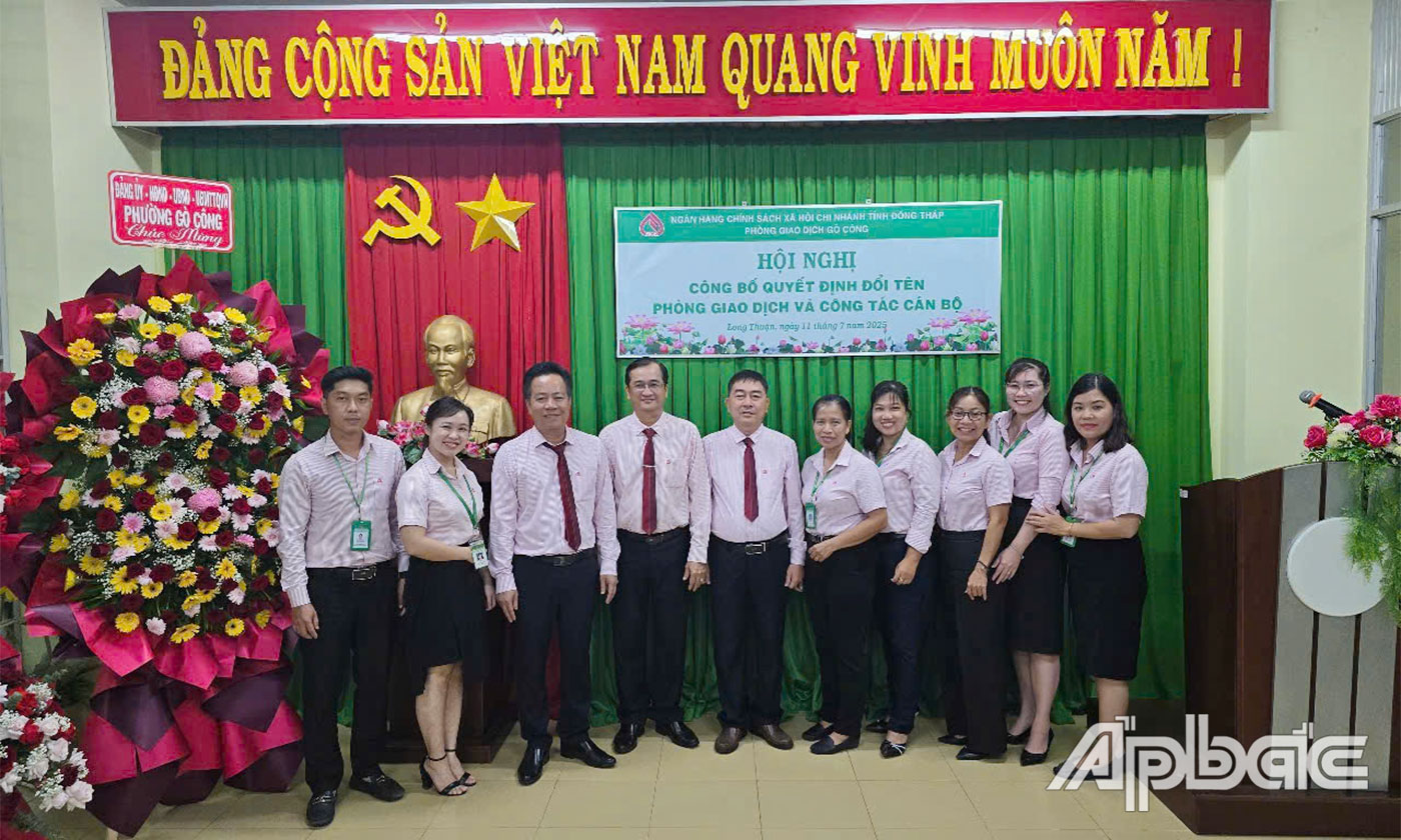 Các đại biểu chụp ảnh lưu niệm.