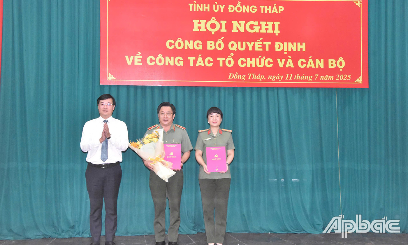 Đồng chí Lê Quốc Phong, Ủy viên Trung ương Đảng, Bí thư Tỉnh ủy, Trưởng Đoàn đại biểu Quốc hội đơn vị tỉnh Đồng Tháp trao Quyết định và tặng hoa chúc mừng Đảng bộ Công An tỉnh 